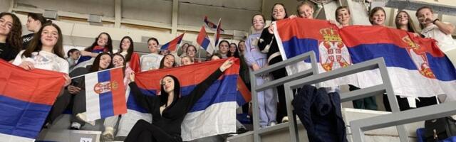 Devojčice sa KiM talične našim damama: Mlade košarkašice gledale uspeh Marininih lavica u Beogradu! (FOTO)