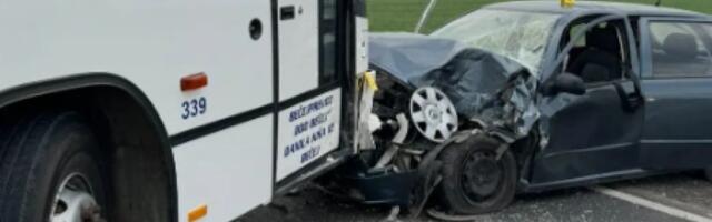 ŽESTOK SUDAR AUTOBUSA I AUTOMOBILA KOD NIŠA Ima povređenih