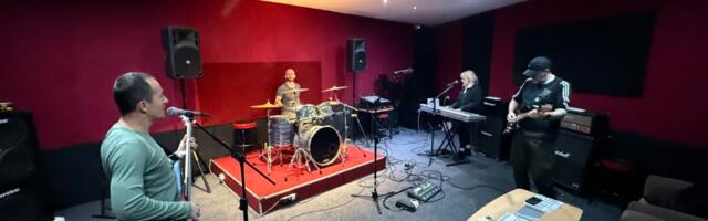 Kada se kod susretne sa rokenrolom: Na probi sa bendom „Memory likovi“ kompanije Alterset