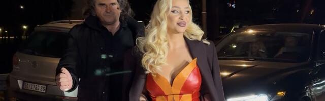 Gori kostim, gori i Beograd! Maja Berović u vatrenim bojama raspametila prestonicu: Stigla u besnom džipu