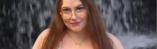 Grudi joj prave haos u avionu: Ne može da stane u sedište, plaća ogromne sume da bi preživela let (VIDEO)