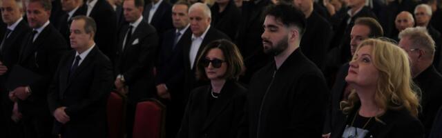Dule je okupio sve: Evo ko je sve sedeo u prva dva reda na komemoraciji Dušku Vujoševiću /FOTO/