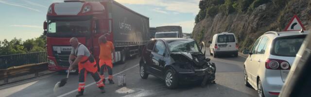 (VIDEO) Težak udes kod Ulcinja: automobil prešao u suprotnu traku i udario kamion, kilometarske kolone