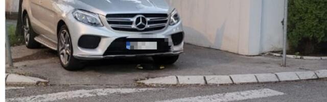 Gde je "Oko sokolovo"? Oteo parking mesto nasred pešačkog (FOTO)
