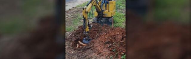 BRAVO! Devojčica u bageru sadi drveće (VIDEO)