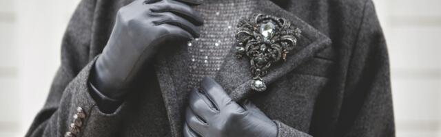 Siva pletena haljina iz Zare koja kombinuje prefinjenost i udobnost