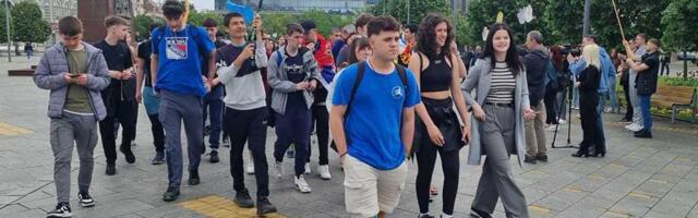 FOTO, VIDEO: Gimnazijalci krenuli pešice na protest srednjoškolaca u Novom Sadu