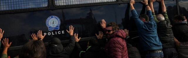 (FOTO/VIDEO) Kritično u Grčkoj: Sukobili se policija i demonstranti - Putevi blokirani, zatvoren Evzoni!