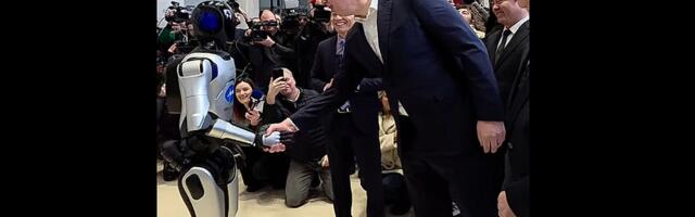 Vučić sa humanoidnim robotima: Još sam kolo da nauče da igraju