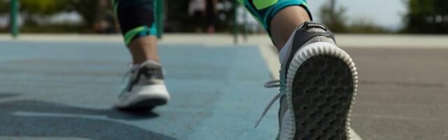 6 grešaka tokom hodanja koje vam uništavaju kolena – i kako ih izbeći