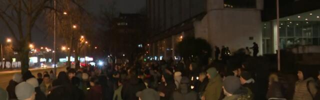 Pukli kao balon! Blokaderi ponovo divljaju: Grupica zgubidana teroriše Novi Beograd (FOTO)