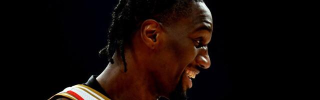 Izundu naseo na jeftinu provokaciju Mejsa: Bavarac ostao nekažnjen, kola se slomila na Zvezdinom igraču! /VIDEO/