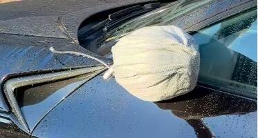 Vozači počeli da stavljaju skupe torbice na retrovizore: Izgleda smešno, ali imaju jako dobar razlog za to (Video)