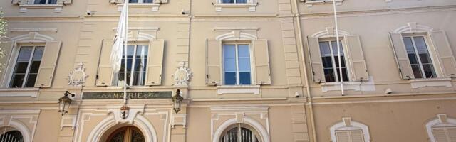 Melina Džinović BLISTA U VENČANICI, britanski milioner je DOVEZAO  LUKSUZNIM OLDTAJMEROM u Opštinu - SPREMNI DA IZGOVORE "DA"!