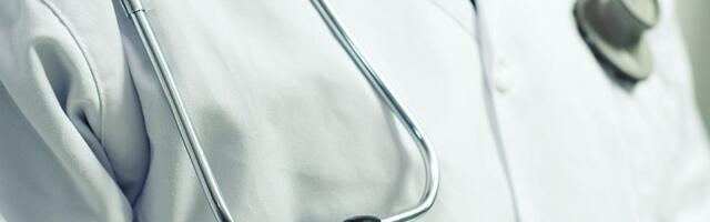 Lekari ispred biračkog mesta u Novom Sadu čekaju rezultate izbora za lekarsku komoru