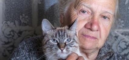 Ležala sam u bolovima, a sin ni da me obiđe: Poslao mi je poruku koju je moje staro srce jedva podnelo