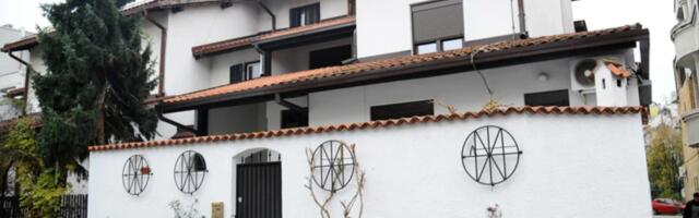 Kompozitor NIJE IMAO KROV NAD GLAVOM, a danas poseduje RASKOŠNU VILU u Beogradu: Napravio POSEBNO MESTO ZA KLAVIR, prostorije odišu luksuzom i neutralnim tonovima (FOTO)