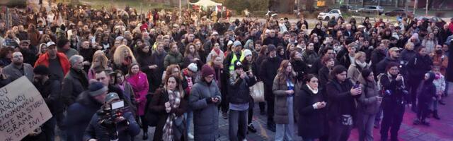 „Profesorka, uz Vas smo“: Skup podrške Jeleni Kleut u Novom Sadu (FOTO)