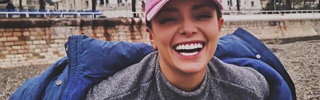 Jelka od poda do plafona, lampice kao u Vegasu: Ćerka Dina Dvornika pokazala kako njen dom izgleda za praznike, očev portret zauzima posebno mesto