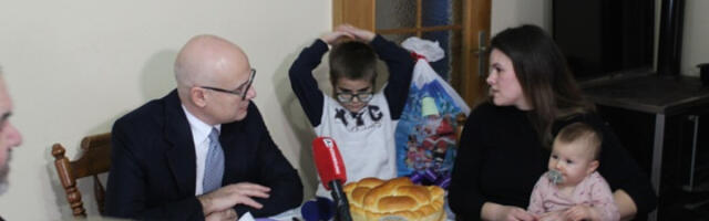 Вучевић обишао самохрану мајку и њено троје деце у Крушчићу