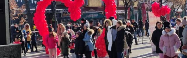 Ulica otvorenog srca u severnom delu Kosovske Mitrovice: Mališani uživaju u bogatom programu