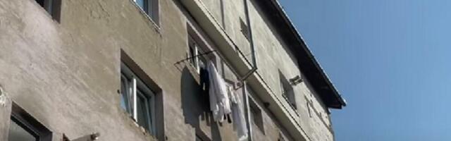 NEOČEKIVANI ULJEZ ZAMUTIO ČORBU STANARIMA: Zaspao na balkonu zgrade, žena pokušala da ga otera, ali...