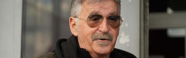 "ŠTA TO NOSI BOSANAC" Sve oči uprte u ono što mu je u rukama a onda potkačio ove ljude! "Možda je nešto sevnulo tu"