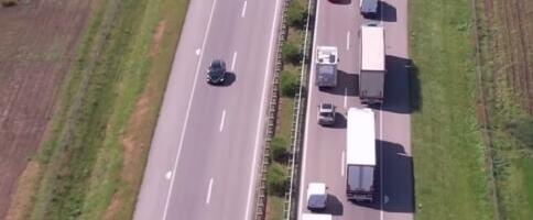 KILOMETARSKIM KOLONAMA NE VIDI SE KRAJ, POGLEDAJTE SNIMAK IZ VAZDUHA Stoji sve na auto-putu za Novi Sad, šleper se prevrnuo pa preprečio preko sve 3 trake VIDEO