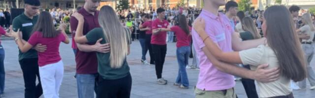 Čačak: Tradicija maturskog plesa i dalje okuplja stotine maturanata