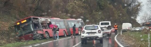 Prevrnuo se autobus, 10 osoba lakše povređeno