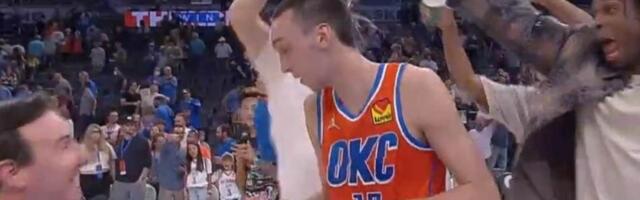 "OKUPALI" POKUŠEVSKOG: Srpski košarkaš davao izjavu, a onda su mu prišli saigrači i nastao je šou /VIDEO/