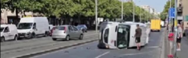 Sudar na Bulevaru kralja Aleksandra, uništena dva automobila (VIDEO)