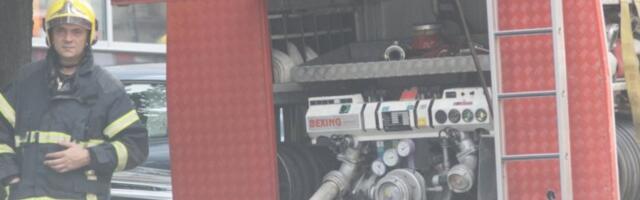 BUKTI POŽAR NA SALAŠU U BAČKOJ! Vatrogasci izneli povređenu osobu, gase vatrenu stihiju!