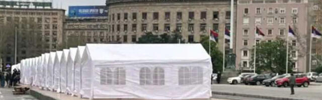 Грађани се окупљају испред Дома Скупштине, постављени штандови за Божићно село