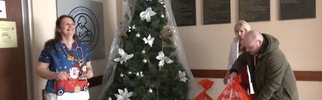 KURIR PAKETIĆIMA OBRADOVAO MALIŠANE SA ONKOLOGIJE: Uplašeni pogledi i hrabra srca dece koja vode velike životne bitke