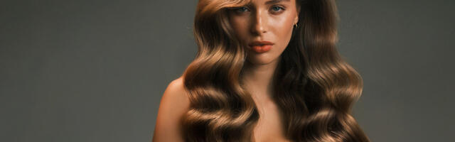 5 festive lookova koji otkrivaju moćan sklad između stilizovane kose i pažljivo birane šminke