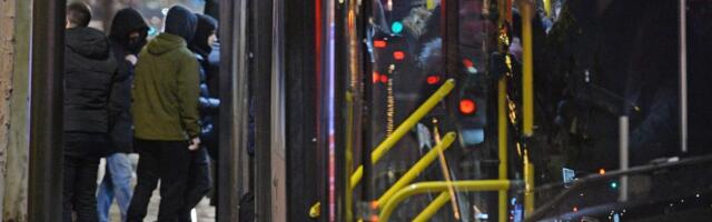 DECA GAĐALA AUTOBUS KAMENICAMA I LEDENICAMA! Incident na liniji 83: Razbijena šoferšajbna, pričinjena velika materijalna šteta (FOTO)