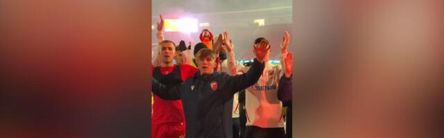 Fudbaleri Crvene zvezde proslavili pobedu sa navijačima na Severu, a koga je tražio Marko Arnautović?