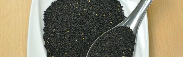 Da li su viralne zdravstvene tvrdnje o crnom susamu tačne? Evo šta kaže nauka