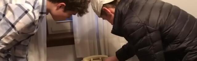 Našao dedin stari telefon: Kad podigne slušalicu, ljudi budu u šoku zbog onoga što se čuje