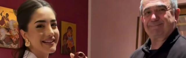 Anđela Uskrs slavi sa svojima, kucanje jajima neizbežno: Nasmejala sve klipom, snimala oca pre uskršnjeg ručka