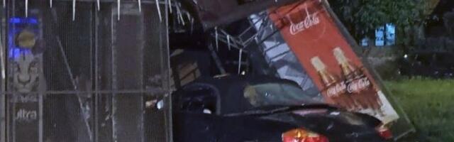 "Ljudi, žena je u kiosku, pomozite...": Izjave ljudi nakon jezive nesreće u Obrenovcu - povređena žena i dalje u teškom stanju (VIDEO/FOTO)
