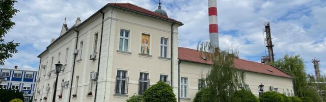 Manastir u pančevačkoj rafineriji: 'Do ograde jedan svet, iza ograde drugi'