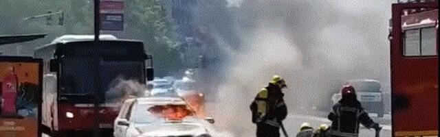 Zapalio se auto na Tošinom bunaru (VIDEO)