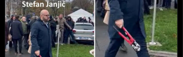 &quot;POSLANIK SA SRBOSEKOM&quot; Bakarec objavio jezivu fotografiju NAORUŽANOG Janjića ispred Skupštine!