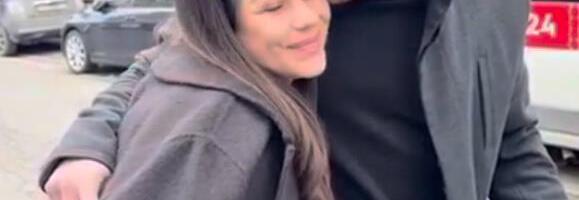 ALEKSANDRU BURSAĆ MUŽ IZVEO IZ PORODILIŠTA:  Zaplakali su od sreće - Ja sam to čekala najviše na svetu (FOTO)