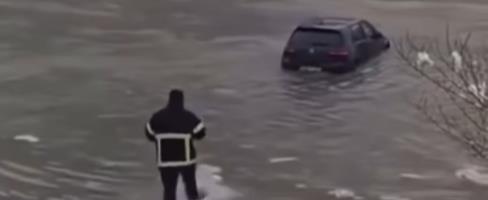"OTIŠAO, SEO I ODVEZAO GA" Oglasio se Rade koji je preko noći postao internet senzacija kad je izvezao auto iz nabujale Drine, lakše nego neko s parkinga! VIDEO