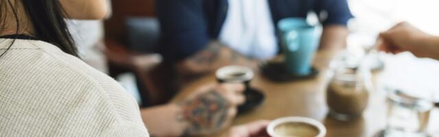 Okrugli stolovi nisu slučajnost: Kako vas kafići ‘navode’ da ostanete duže i potrošite više