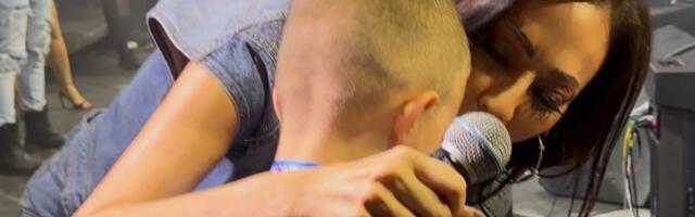 Haos u Jagodini! Zakrčene ulice zbog Cecinog koncerta - pojavila se u džinsu, s njom stigao i unuk Željko