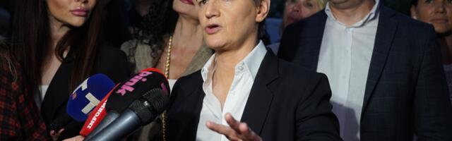 "OVO ŠTO RADE BLOKADERI JE ZLOČIN NAD NAŠIM NARODOM": Oglasila se Brnabić posle napada vandala na policiju u Beogradu